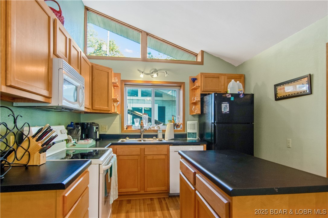 Lake Ozark, Missouri 65049, United States, 2 Bedrooms Bedrooms, ,2 BathroomsBathrooms,Residential,Active,238534