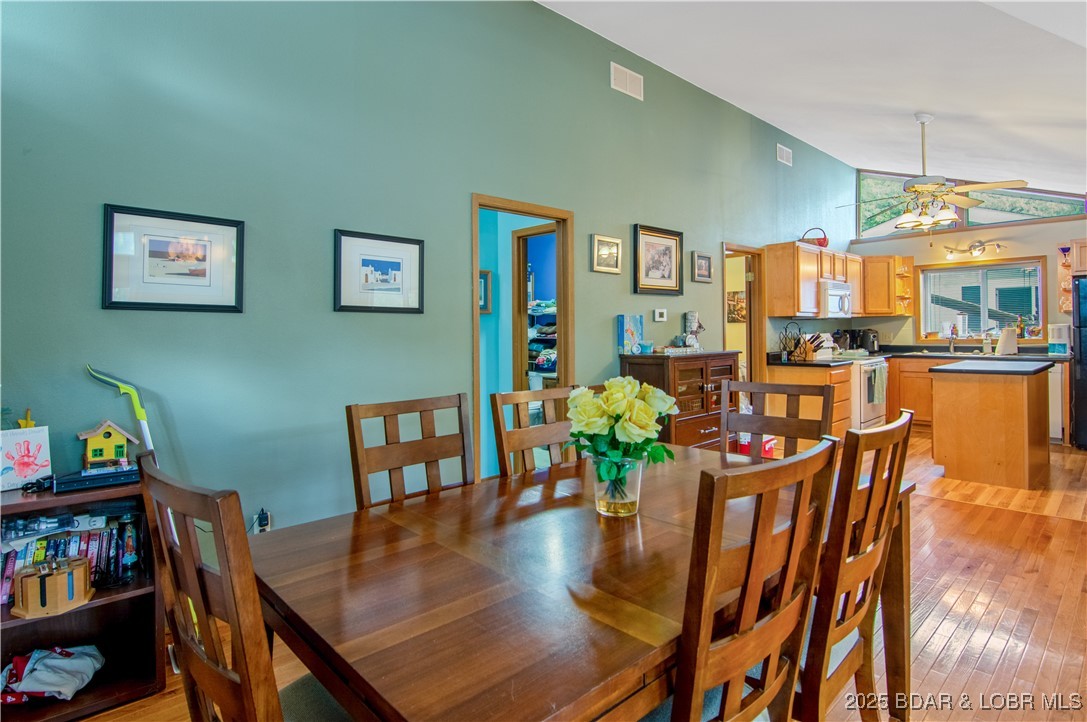 Lake Ozark, Missouri 65049, United States, 2 Bedrooms Bedrooms, ,2 BathroomsBathrooms,Residential,Active,238534