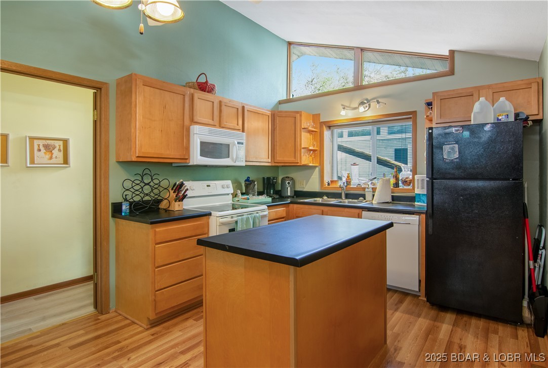 Lake Ozark, Missouri 65049, United States, 2 Bedrooms Bedrooms, ,2 BathroomsBathrooms,Residential,Active,238534