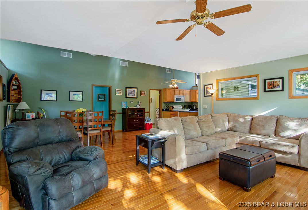 Lake Ozark, Missouri 65049, United States, 2 Bedrooms Bedrooms, ,2 BathroomsBathrooms,Residential,Active,238534