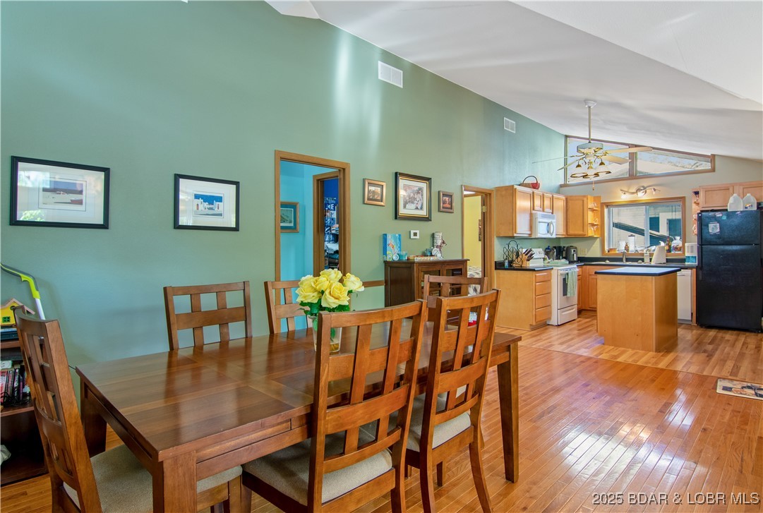 Lake Ozark, Missouri 65049, United States, 2 Bedrooms Bedrooms, ,2 BathroomsBathrooms,Residential,Active,238534