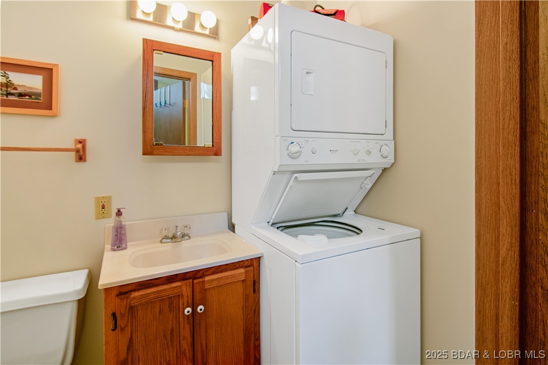 Lake Ozark, Missouri 65049, United States, 2 Bedrooms Bedrooms, ,2 BathroomsBathrooms,Residential,Active,238534