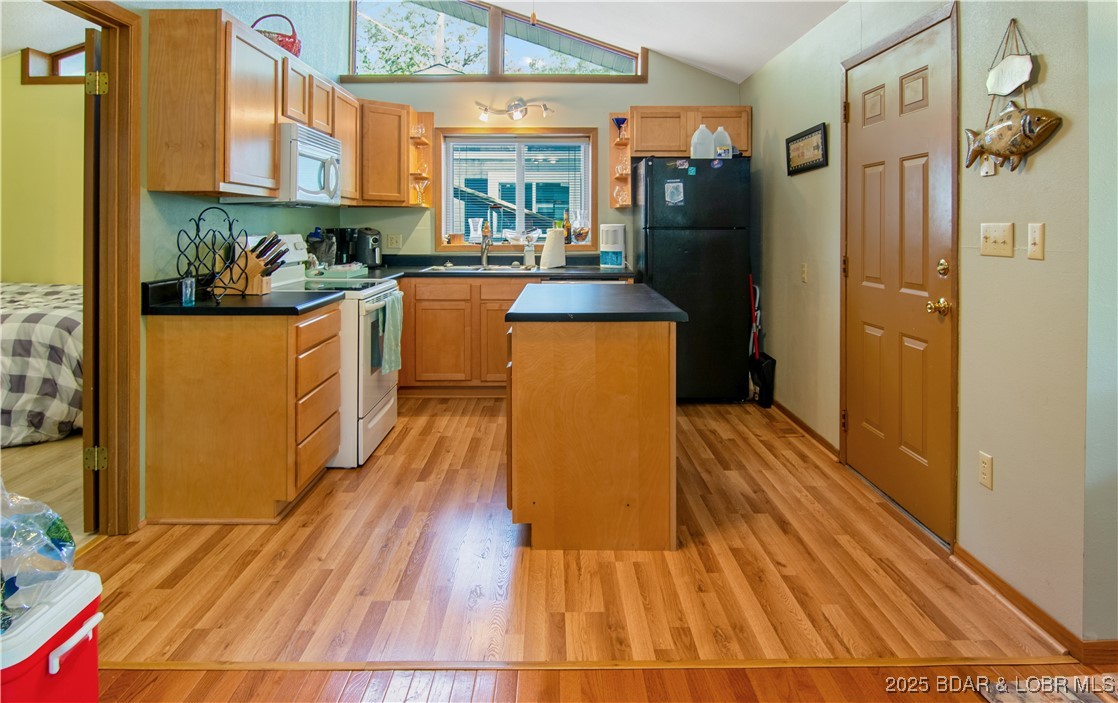 Lake Ozark, Missouri 65049, United States, 2 Bedrooms Bedrooms, ,2 BathroomsBathrooms,Residential,Active,238534