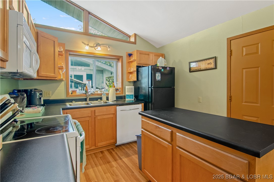 Lake Ozark, Missouri 65049, United States, 2 Bedrooms Bedrooms, ,2 BathroomsBathrooms,Residential,Active,238534