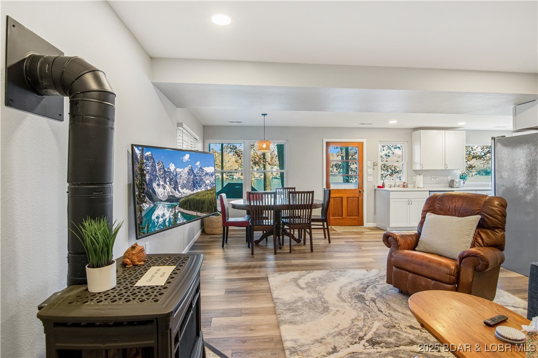 Sunrise Beach, Missouri 65079, United States, 3 Bedrooms Bedrooms, ,2 BathroomsBathrooms,Residential,Contingent,250223