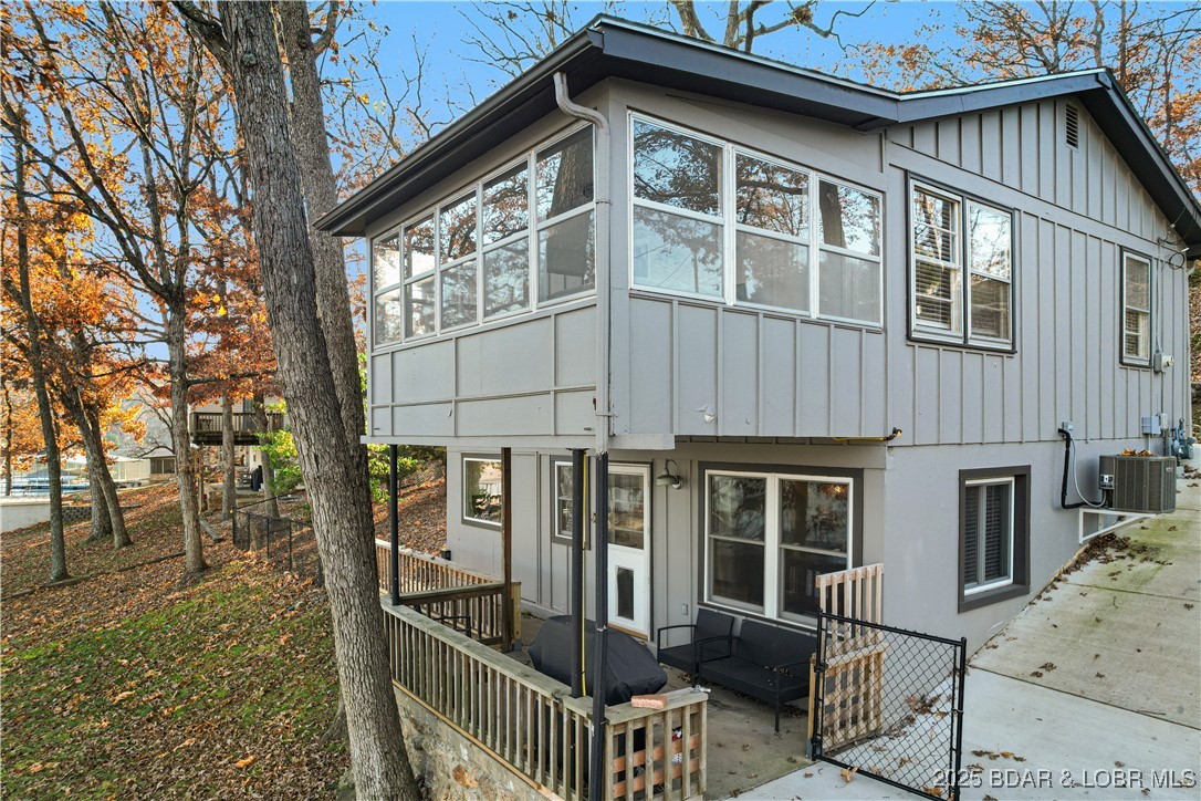 Sunrise Beach, Missouri 65079, United States, 3 Bedrooms Bedrooms, ,2 BathroomsBathrooms,Residential,Contingent,250223