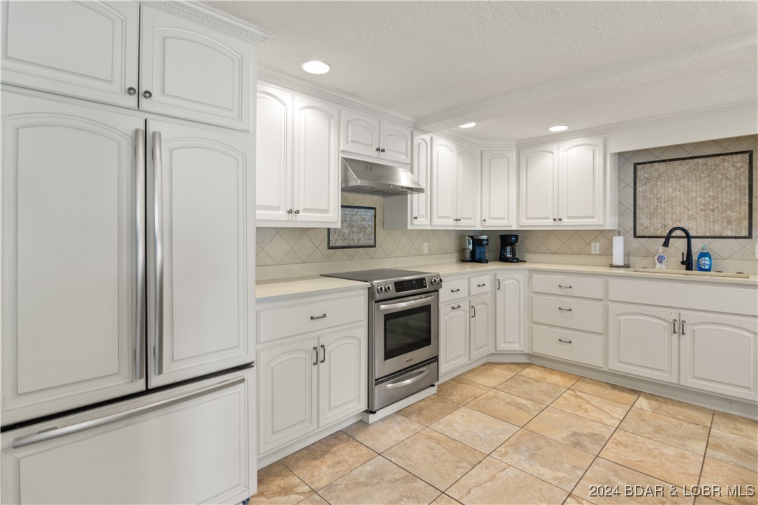 Sunrise Beach, Missouri 65079, United States, 5 Bedrooms Bedrooms, ,5 BathroomsBathrooms,Residential,Contingent,43093