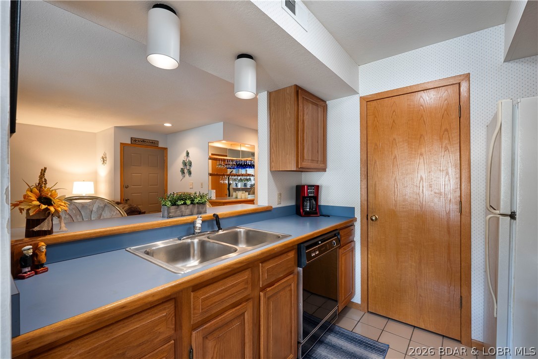 The Bronx On The Lake Condo - Residential