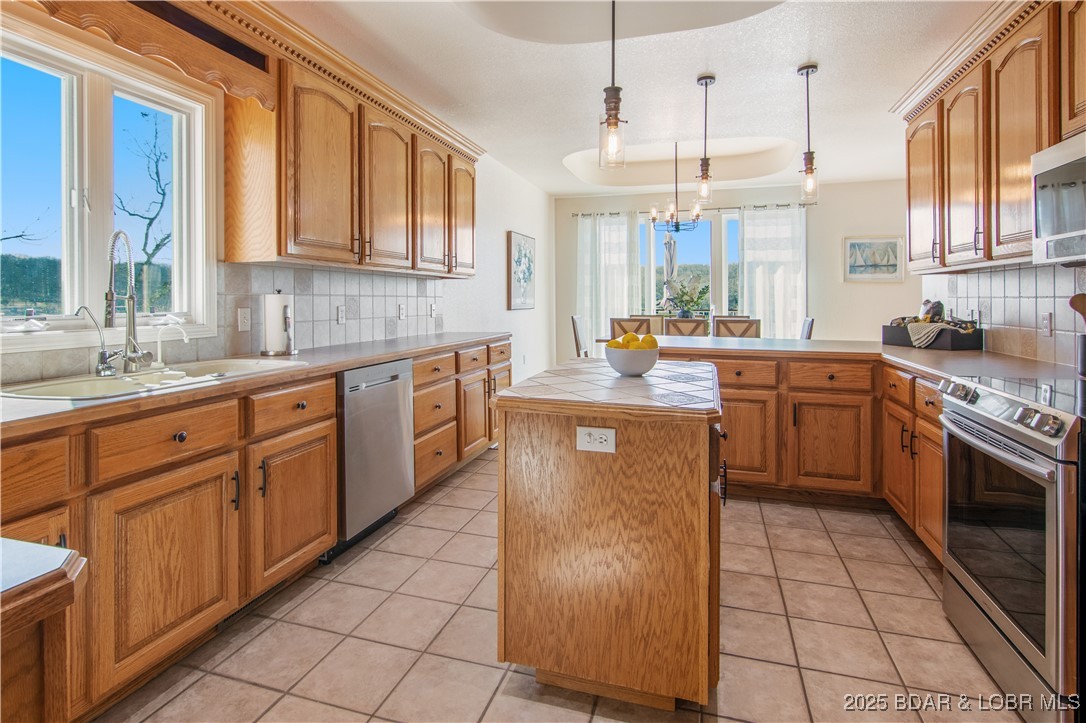 Osage Beach, Missouri 65065, United States, 4 Bedrooms Bedrooms, ,4 BathroomsBathrooms,Residential,Active,91154