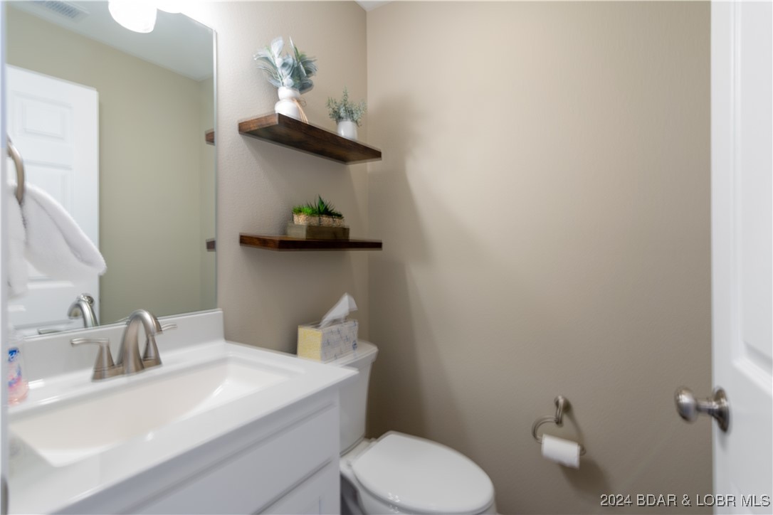 Lake Ozark, Missouri 65049, United States, 3 Bedrooms Bedrooms, ,3 BathroomsBathrooms,Residential,Contingent,44986