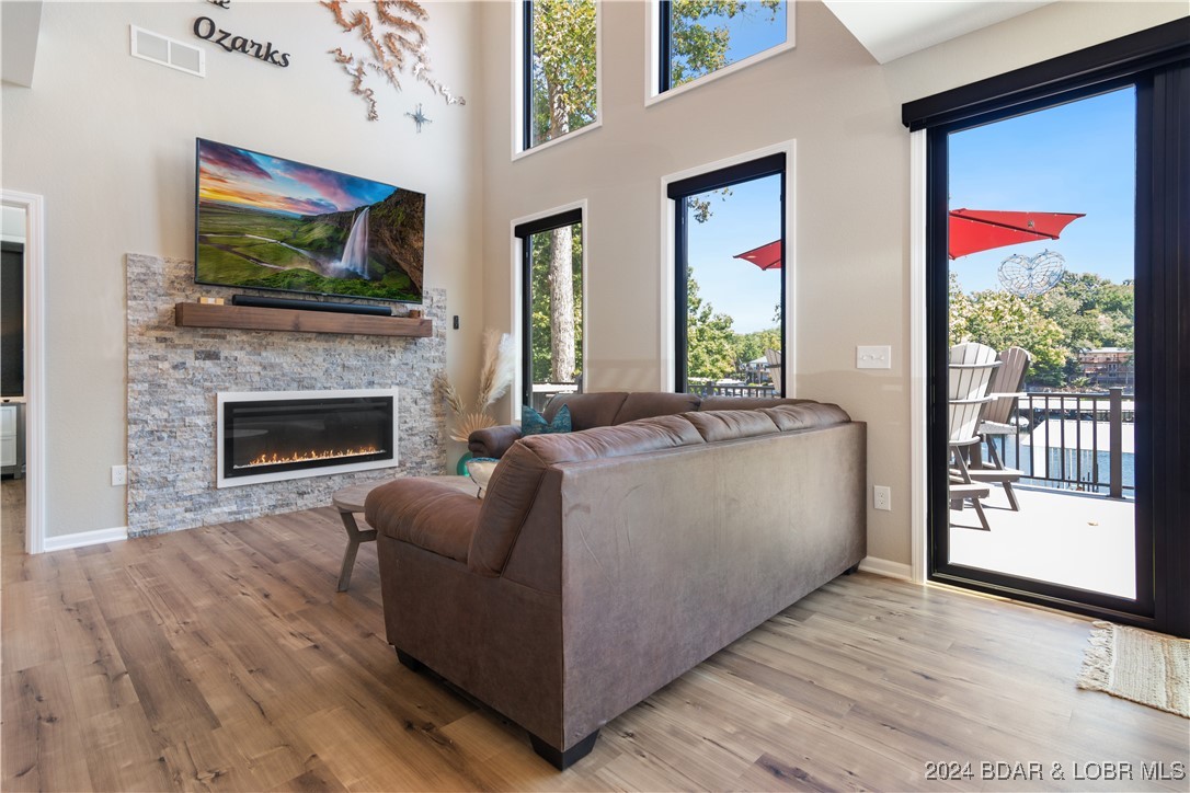 Lake Ozark, Missouri 65049, United States, 3 Bedrooms Bedrooms, ,3 BathroomsBathrooms,Residential,Contingent,44986