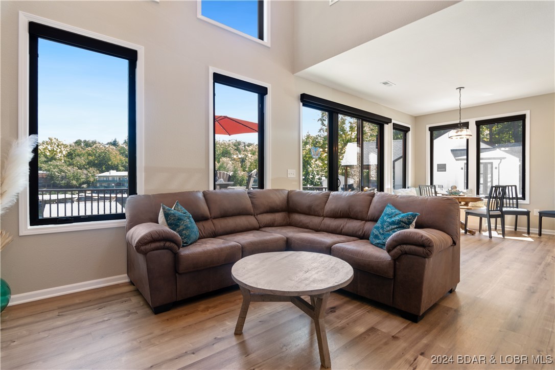 Lake Ozark, Missouri 65049, United States, 3 Bedrooms Bedrooms, ,3 BathroomsBathrooms,Residential,Contingent,44986