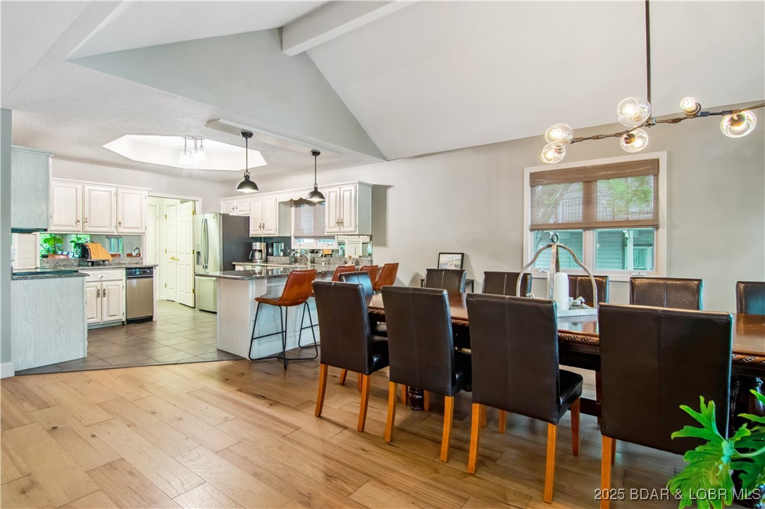 Four Seasons, Missouri 65049, United States, 4 Bedrooms Bedrooms, ,4 BathroomsBathrooms,Residential,Active,120562