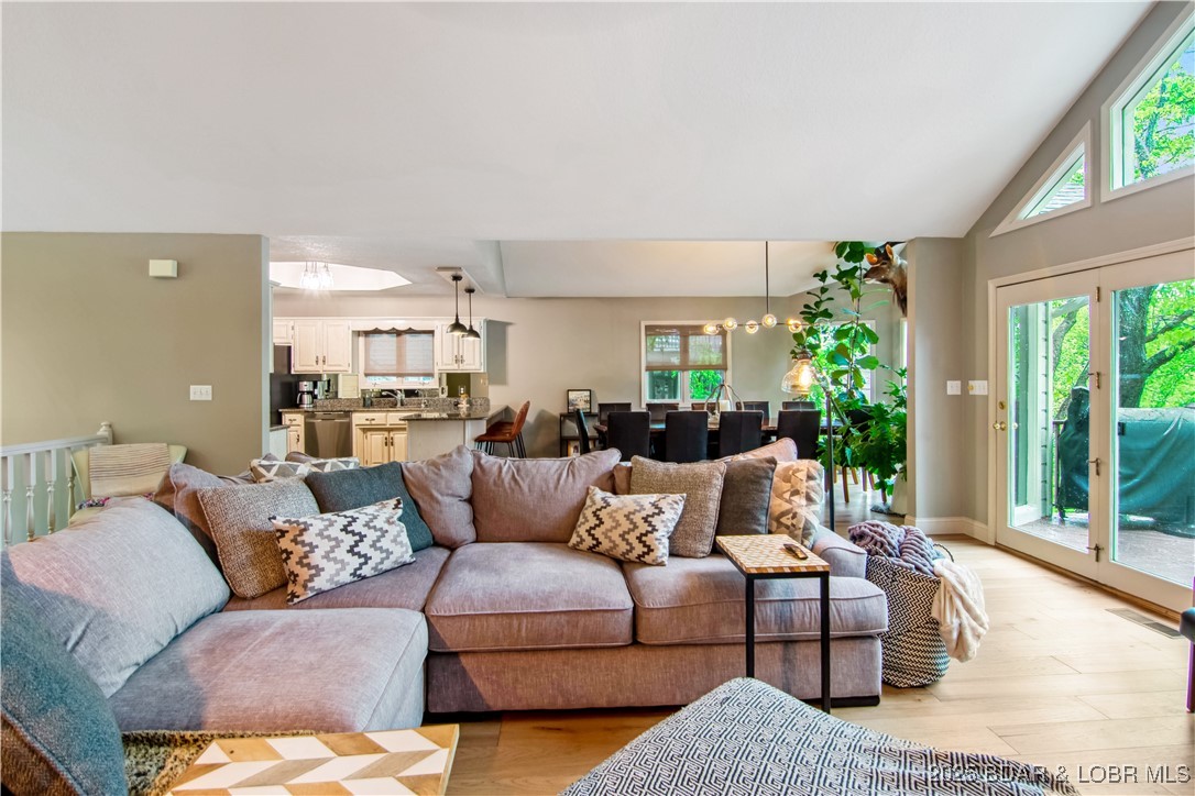 Four Seasons, Missouri 65049, United States, 4 Bedrooms Bedrooms, ,4 BathroomsBathrooms,Residential,Active,120562