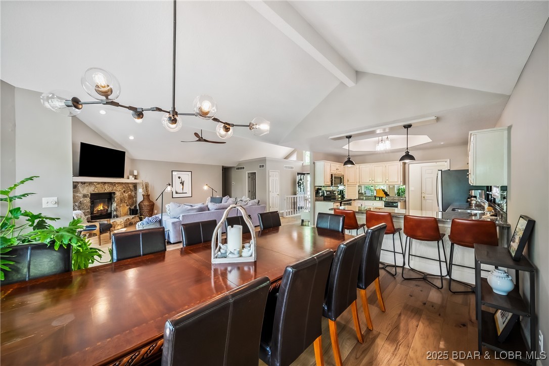 Four Seasons, Missouri 65049, United States, 4 Bedrooms Bedrooms, ,4 BathroomsBathrooms,Residential,Active,120562