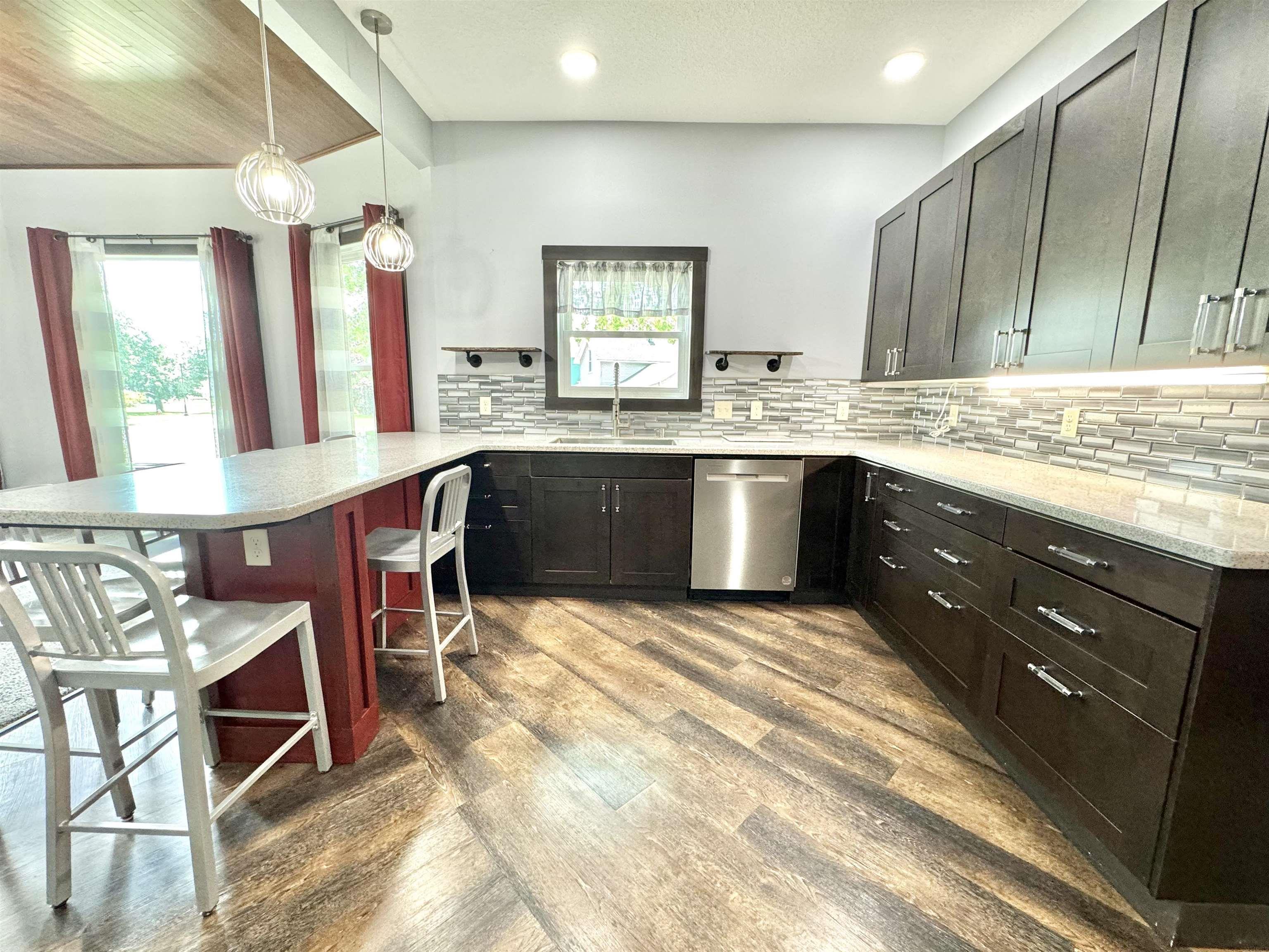 Laporte City, Iowa 50651, United States, 5 Bedrooms Bedrooms, ,2 BathroomsBathrooms,Residential,Pending,54328