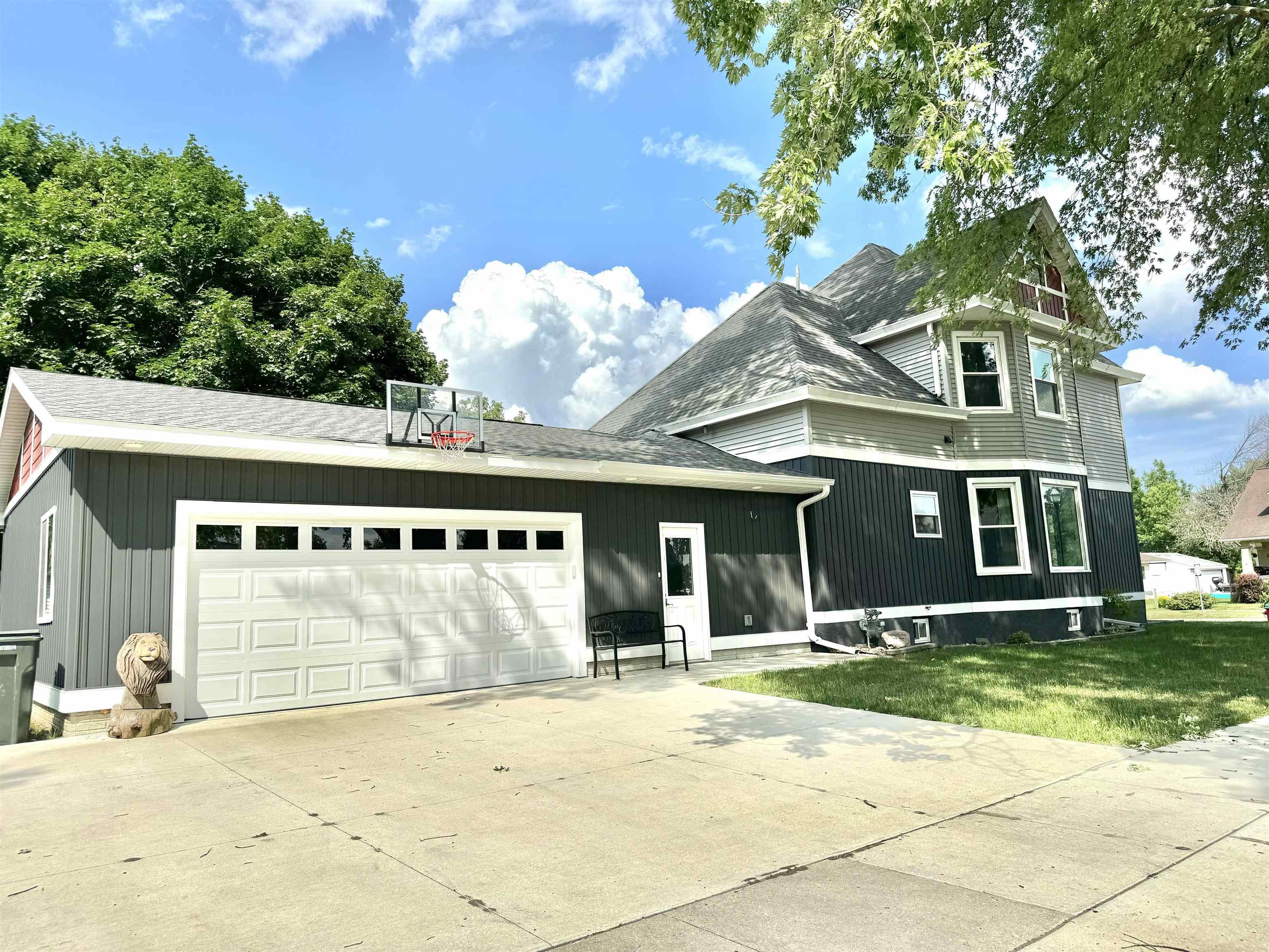 Laporte City, Iowa 50651, United States, 5 Bedrooms Bedrooms, ,2 BathroomsBathrooms,Residential,Pending,54328