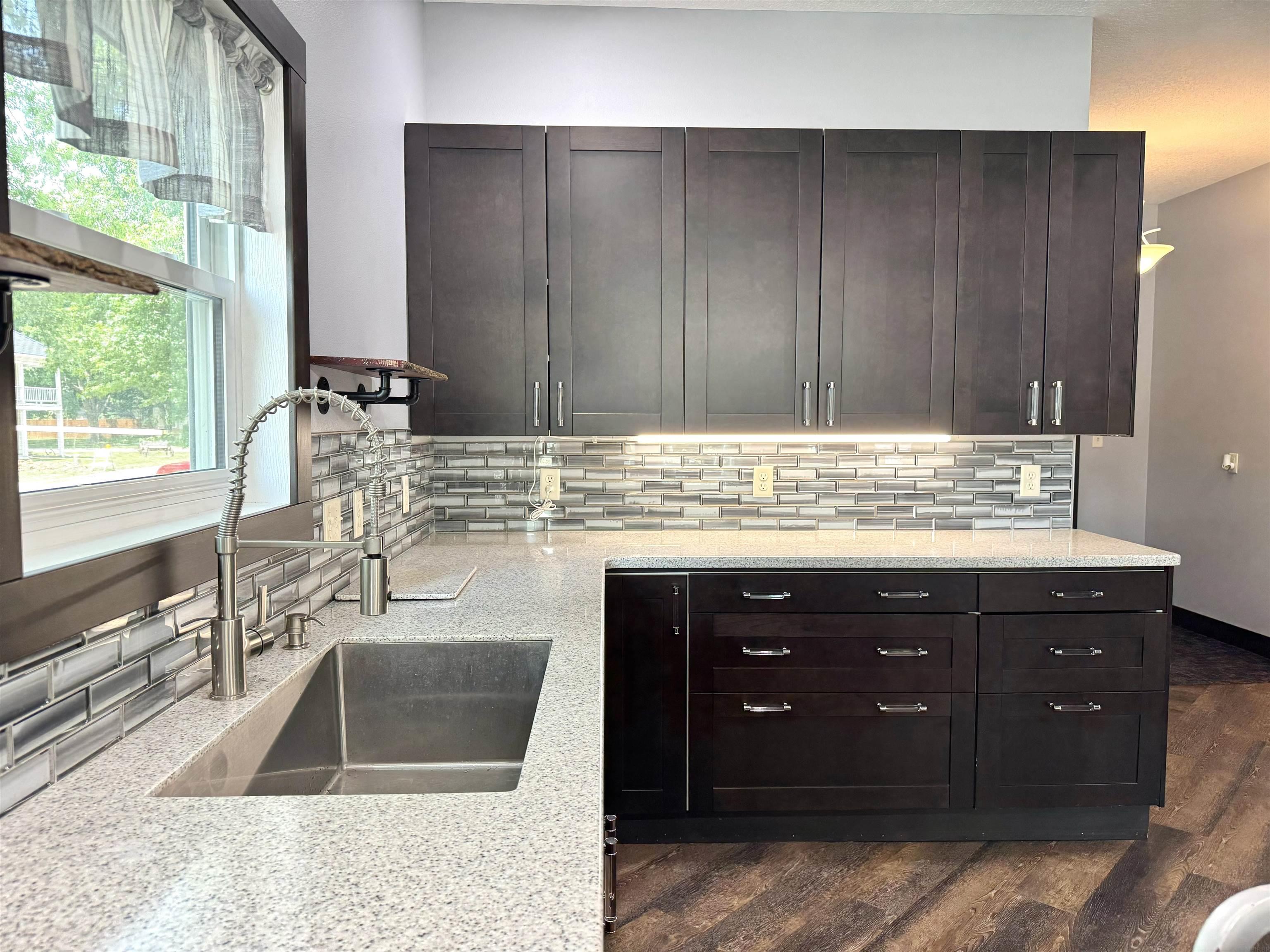 Laporte City, Iowa 50651, United States, 5 Bedrooms Bedrooms, ,2 BathroomsBathrooms,Residential,Pending,54328