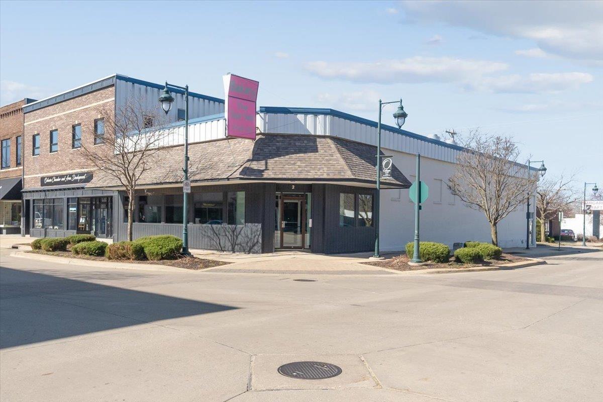 Photo 1 of 24 — 2 S Frederick, Oelwein, IA 50662