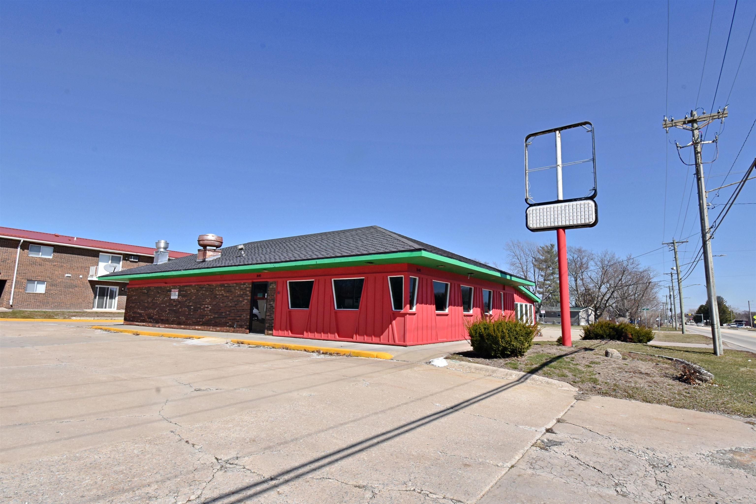Photo 1 of 26 — 1640 1st Street West, Independence, IA 50644