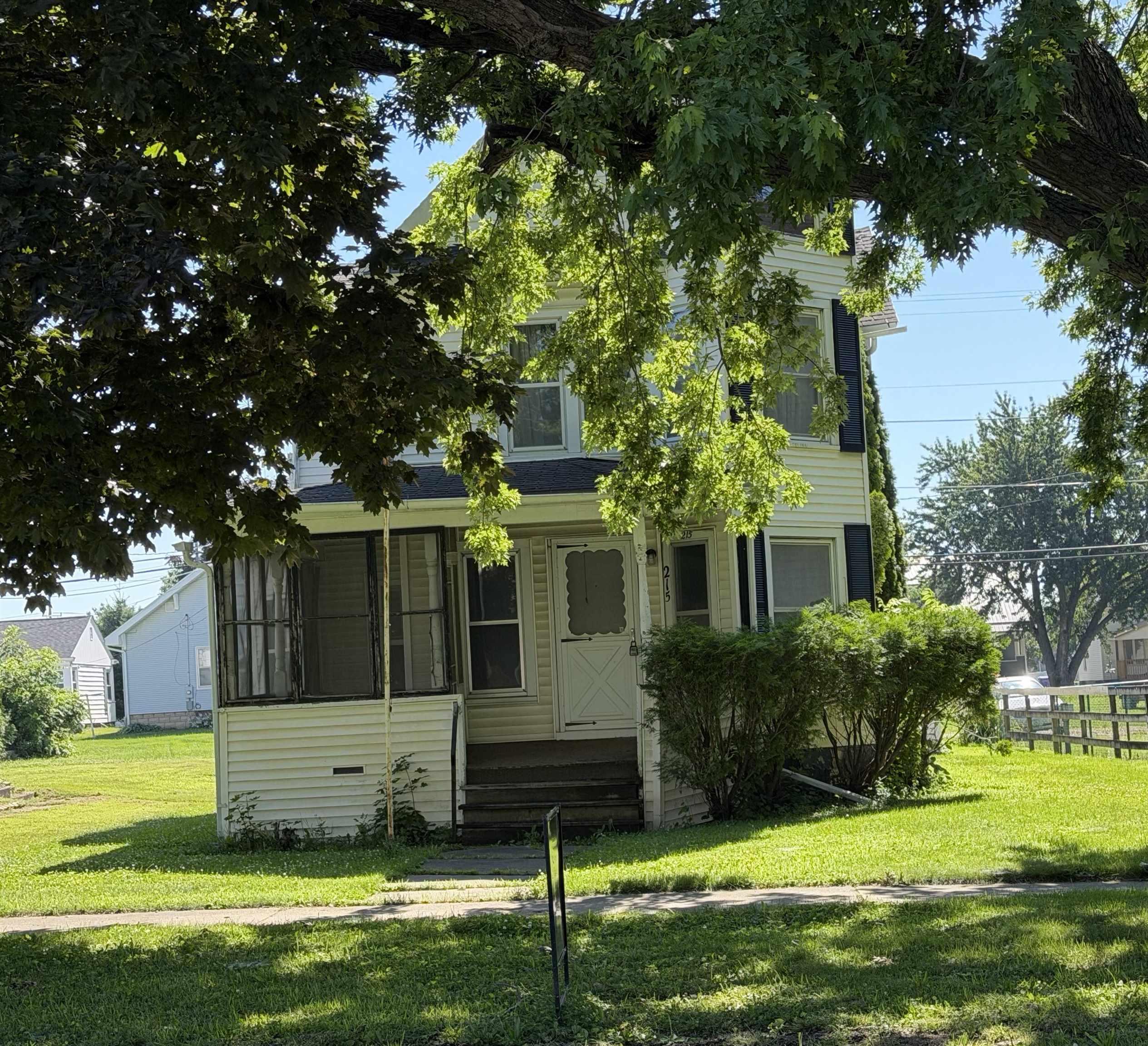 Photo 1 of 16 — 215 1st Ave NE, Oelwein, IA 50662