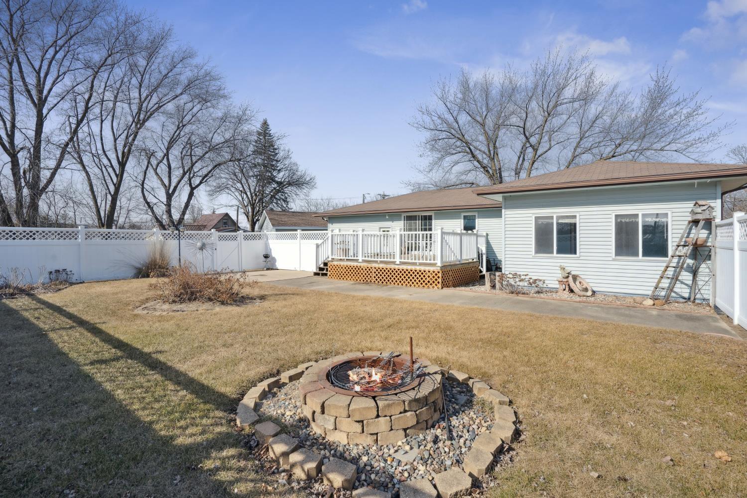 Independence, Iowa 50644, United States, 3 Bedrooms Bedrooms, ,1 BathroomBathrooms,Residential,Pending,6233