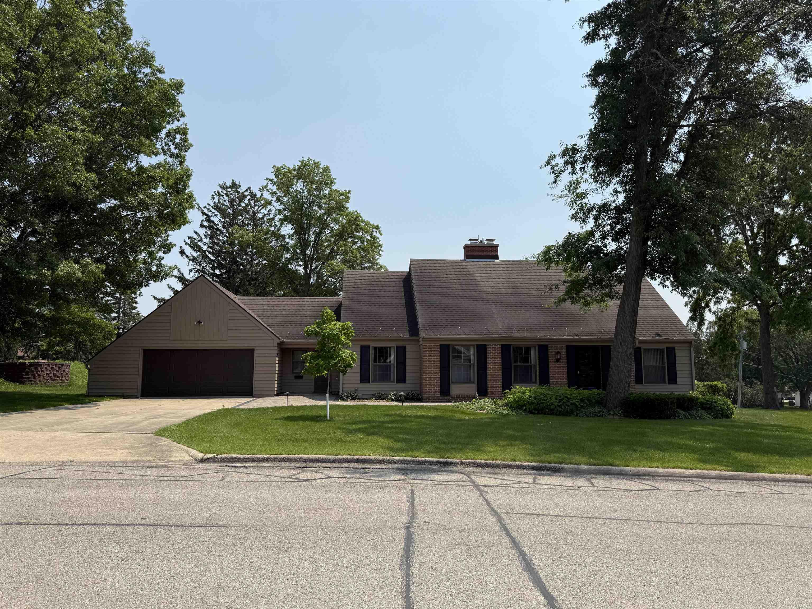 Photo 1 of 32 — 806 Ellis Drive, Charles City, IA 50616