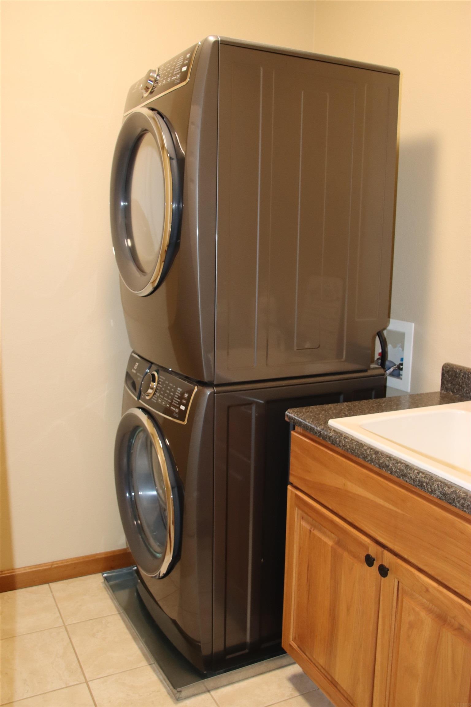 Cedar Falls, Iowa 50613, United States, 3 Bedrooms Bedrooms, ,3 BathroomsBathrooms,Residential,Active,241049