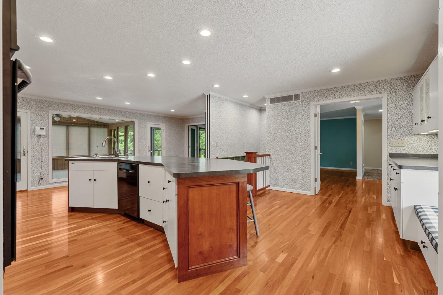 Independence, Iowa 50644, United States, 5 Bedrooms Bedrooms, ,3 BathroomsBathrooms,Residential,Active,144387