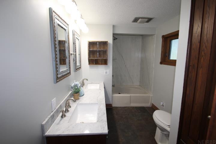 Grundy Center, Iowa 50638, United States, 3 Bedrooms Bedrooms, ,2 BathroomsBathrooms,Residential,Pending,86020