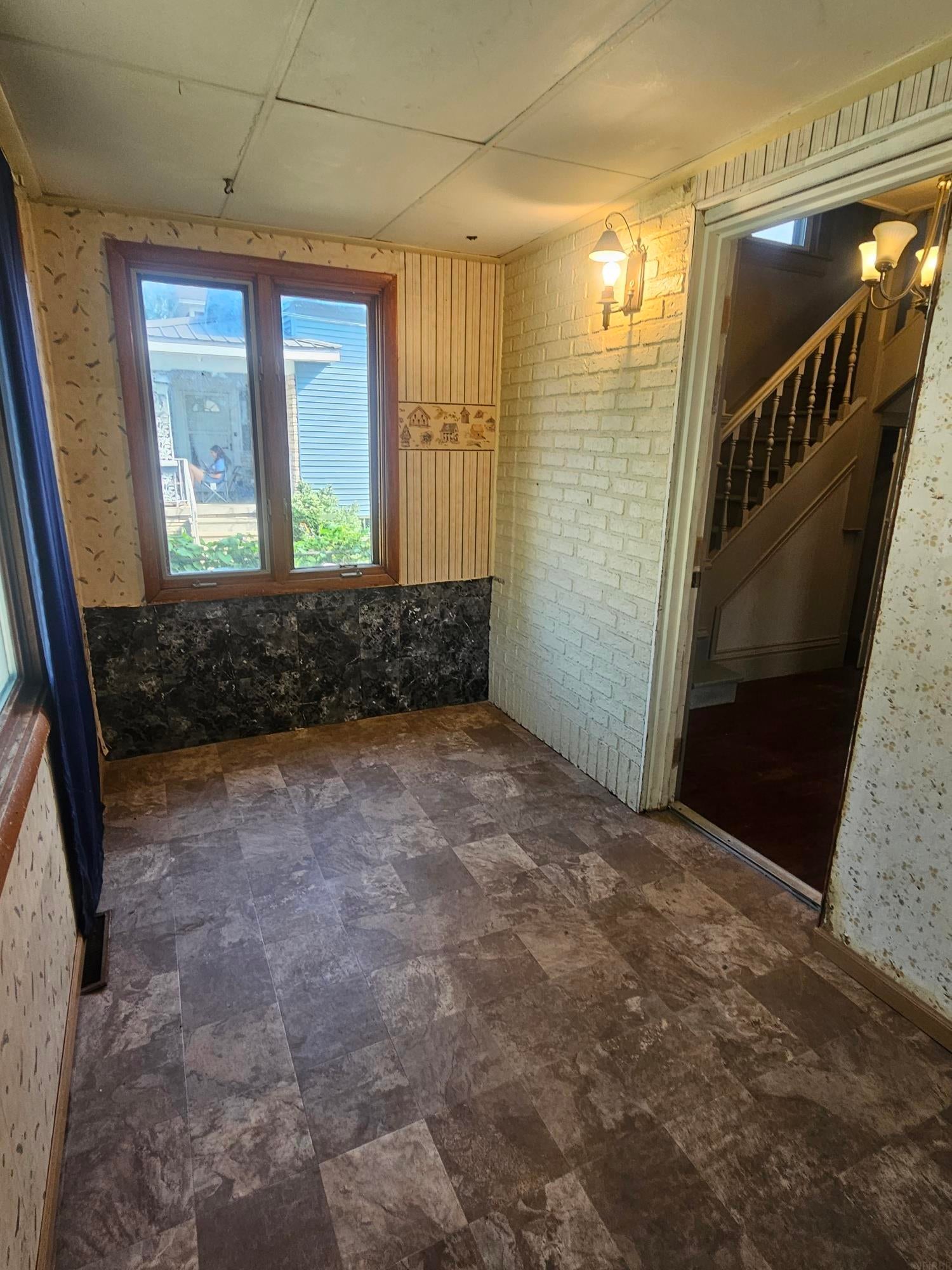 109 1st Ave. NW - Photo 3