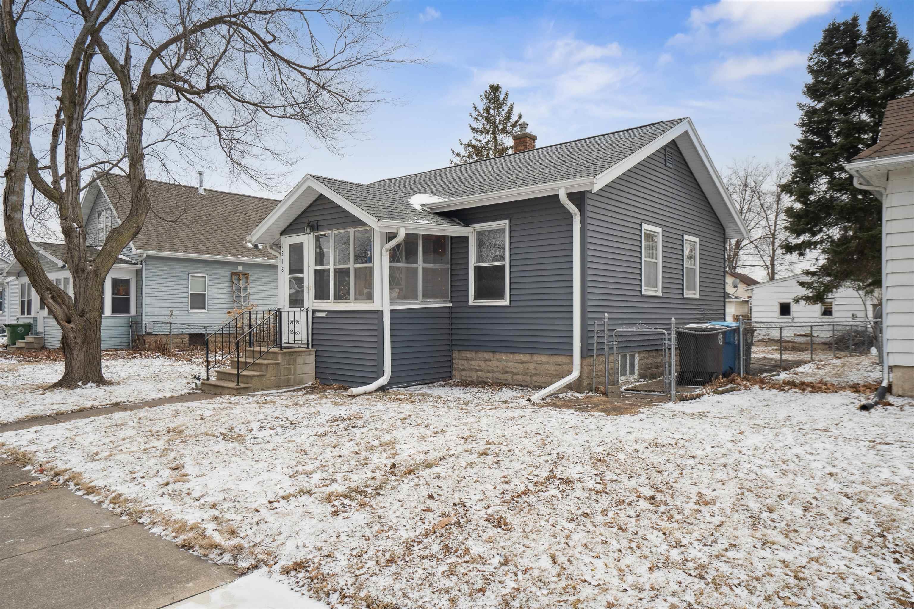 Waterloo, Iowa 50701, United States, 2 Bedrooms Bedrooms, ,1 BathroomBathrooms,Residential,Pending,76953