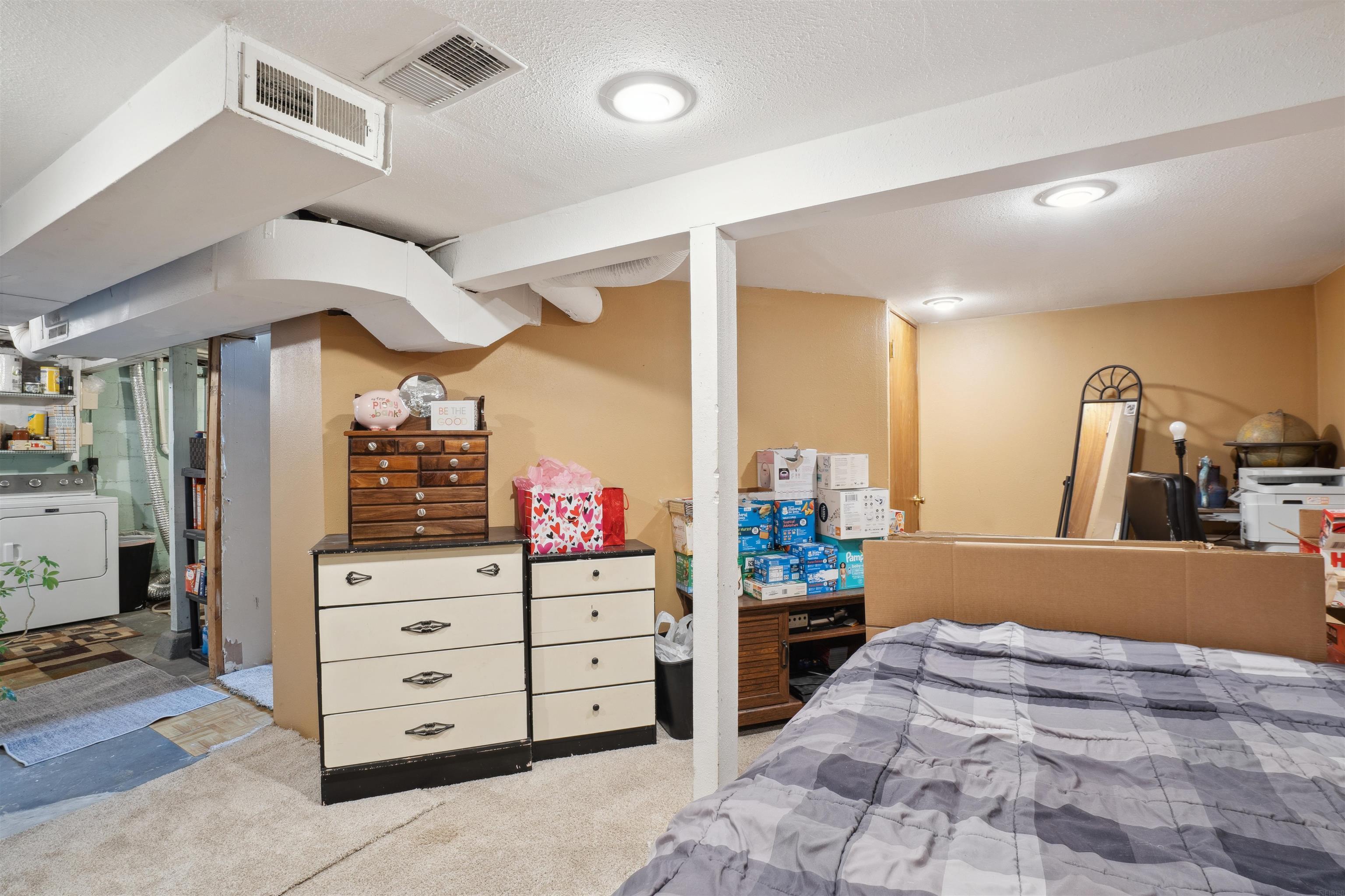 Waterloo, Iowa 50701, United States, 2 Bedrooms Bedrooms, ,1 BathroomBathrooms,Residential,Pending,76953