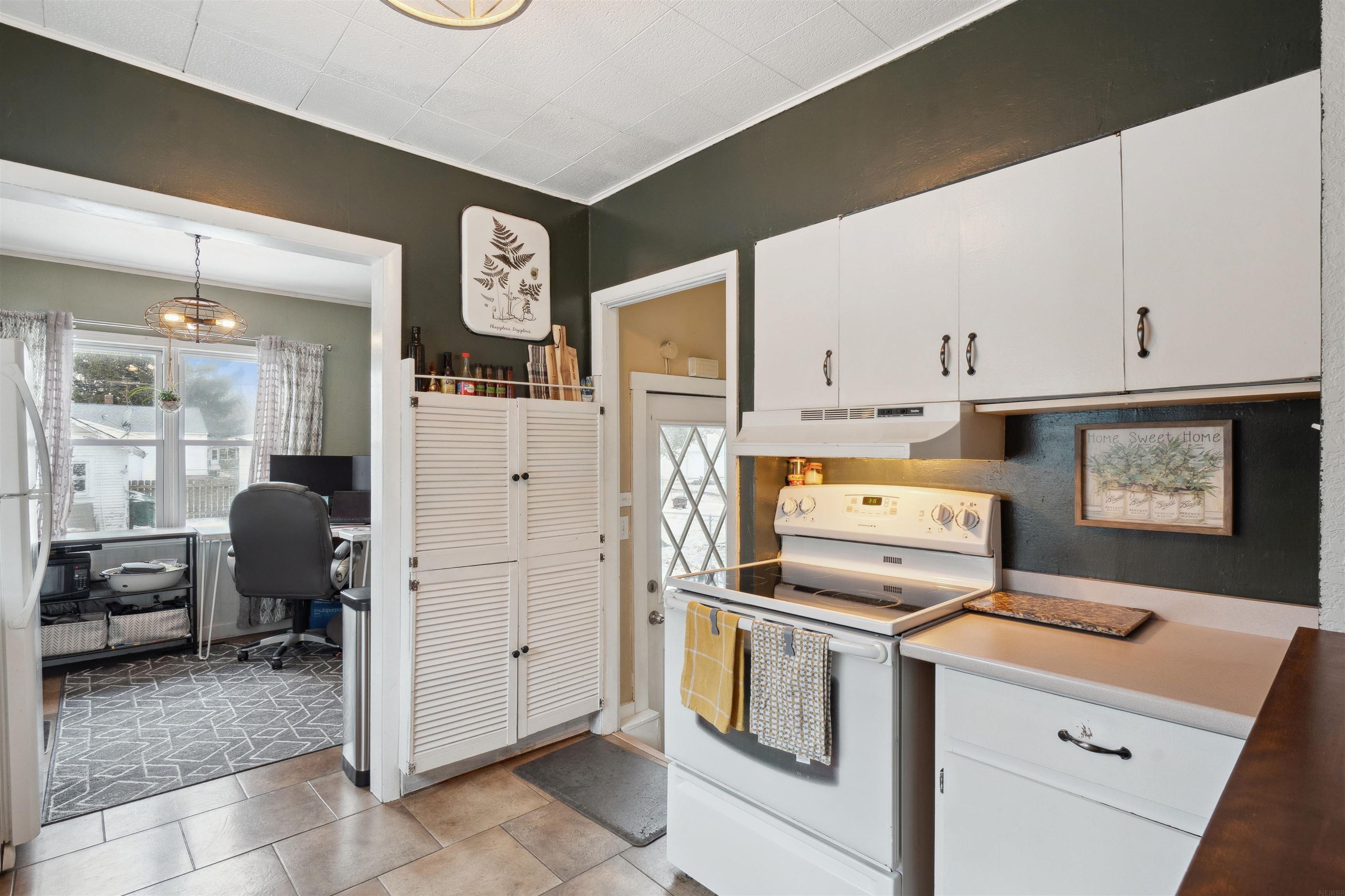 Waterloo, Iowa 50701, United States, 2 Bedrooms Bedrooms, ,1 BathroomBathrooms,Residential,Pending,76953