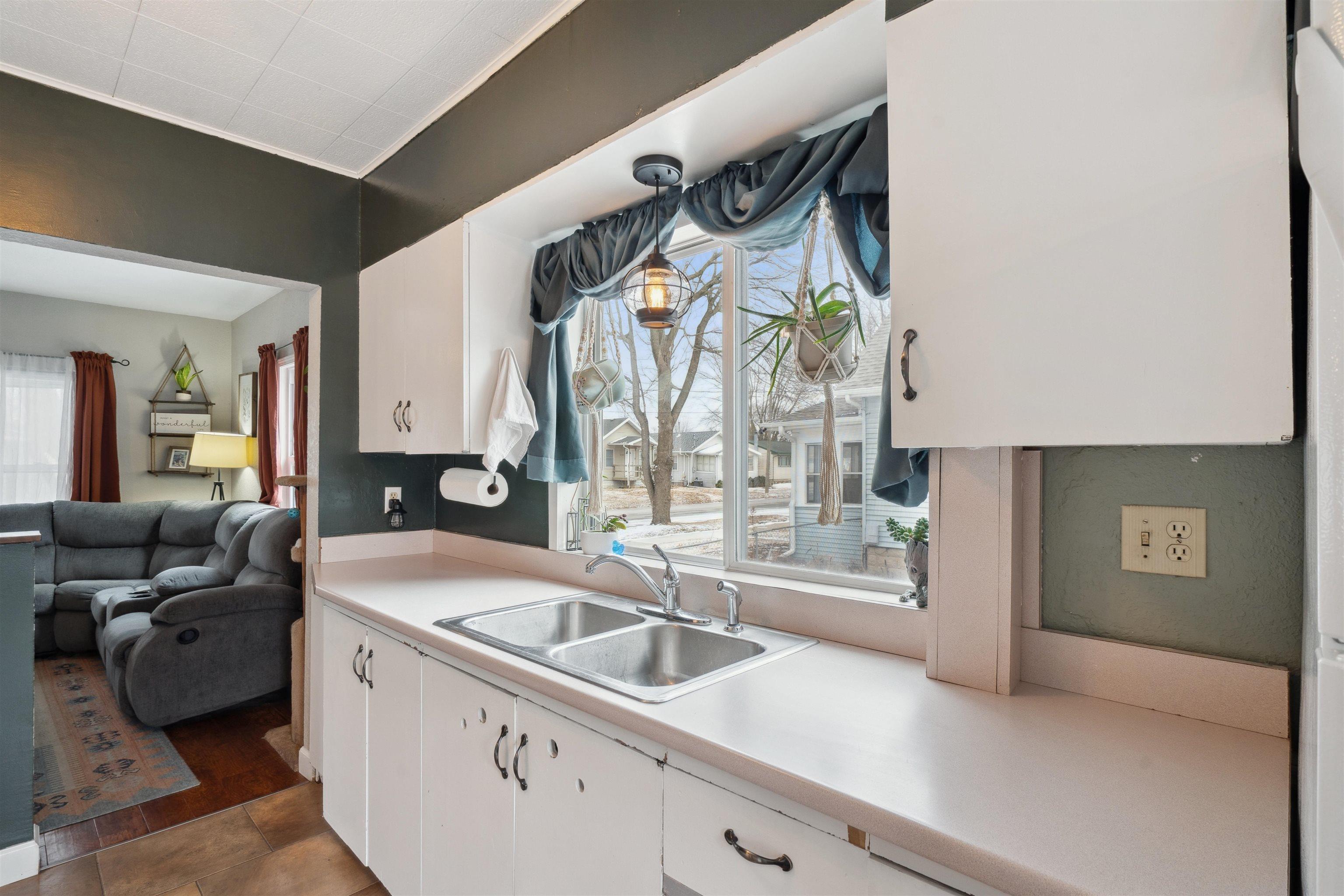 Waterloo, Iowa 50701, United States, 2 Bedrooms Bedrooms, ,1 BathroomBathrooms,Residential,Pending,76953