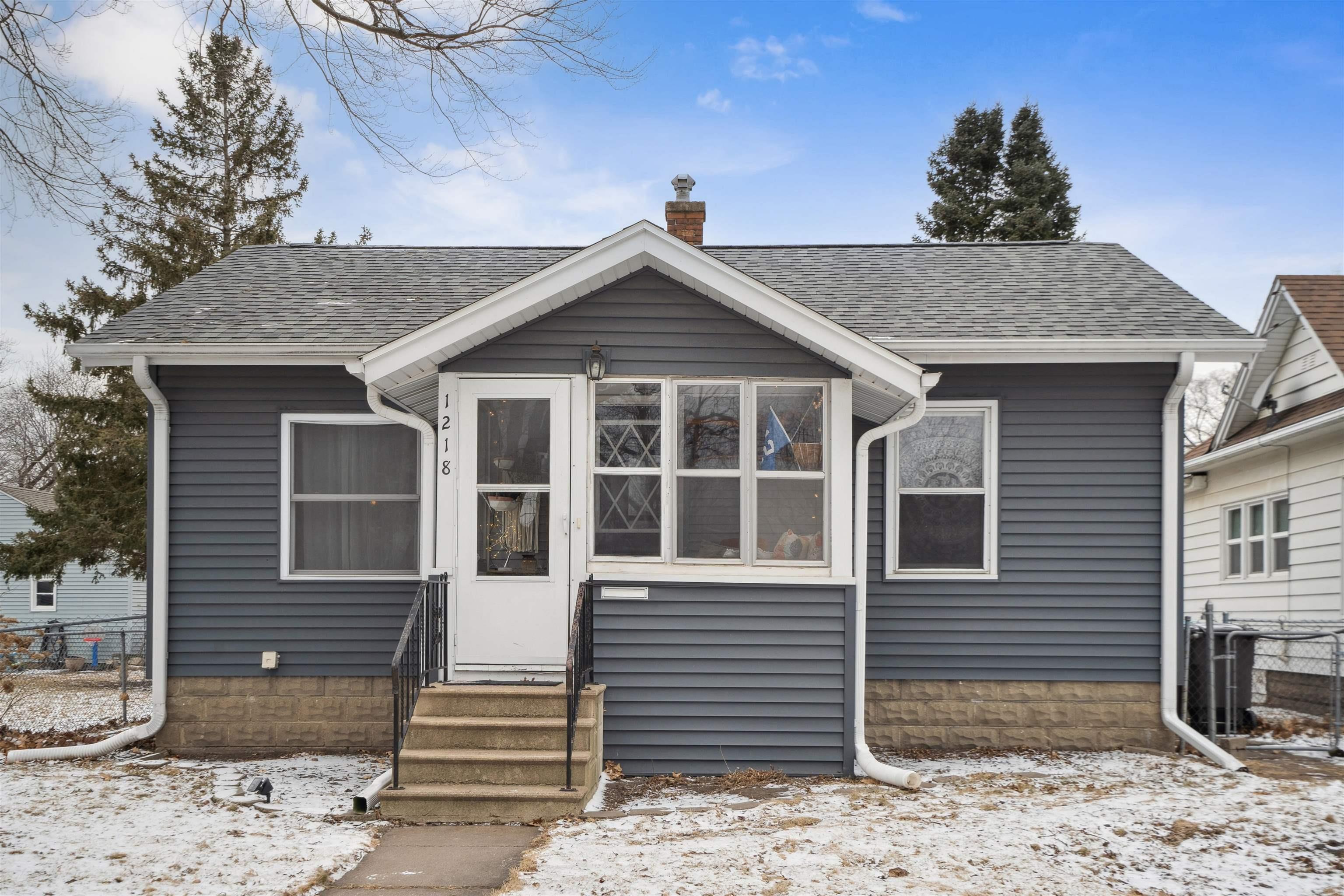 Waterloo, Iowa 50701, United States, 2 Bedrooms Bedrooms, ,1 BathroomBathrooms,Residential,Pending,76953