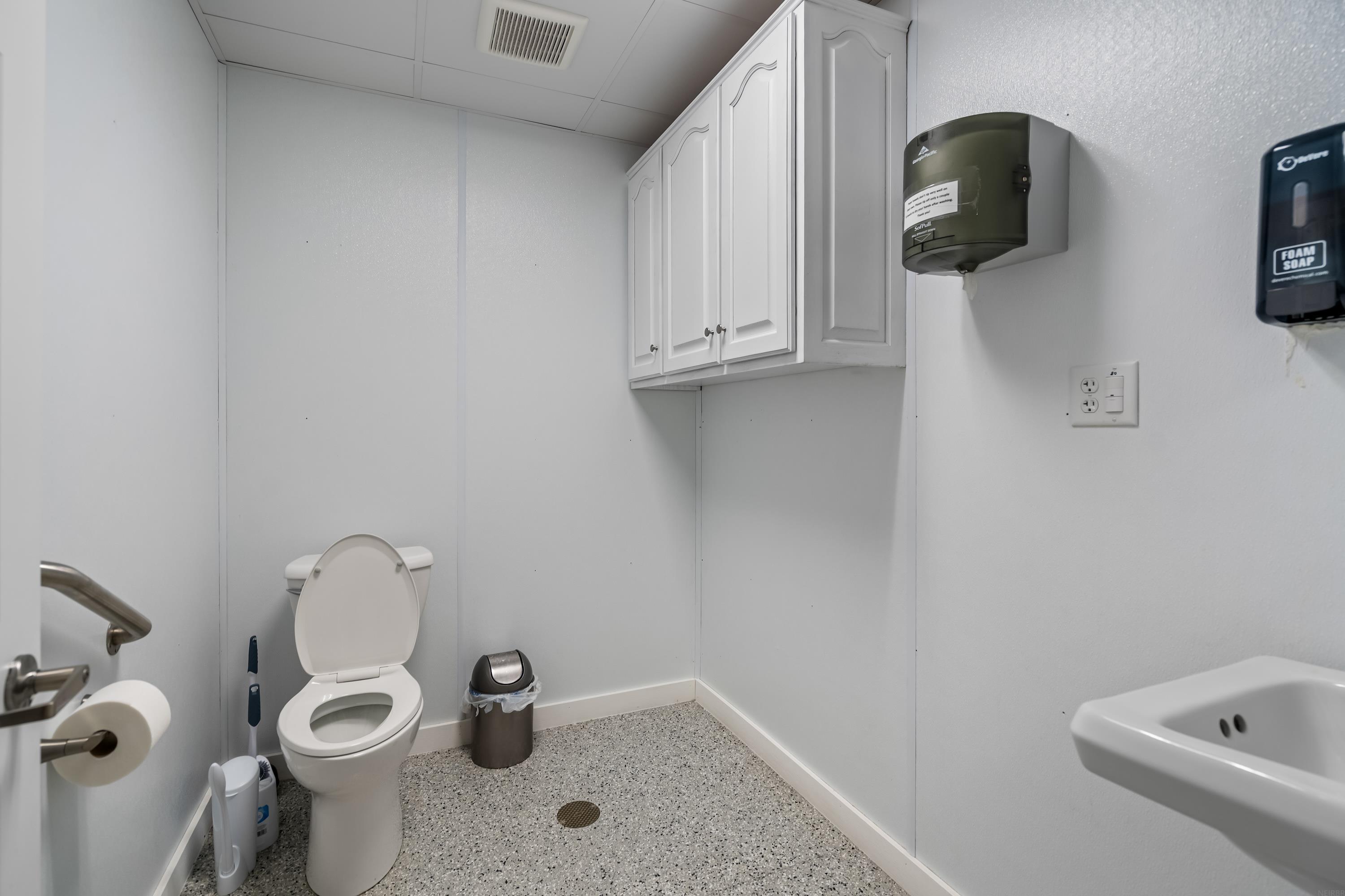 Grundy Center, Iowa 50638, United States, ,Commercial,Active,215944