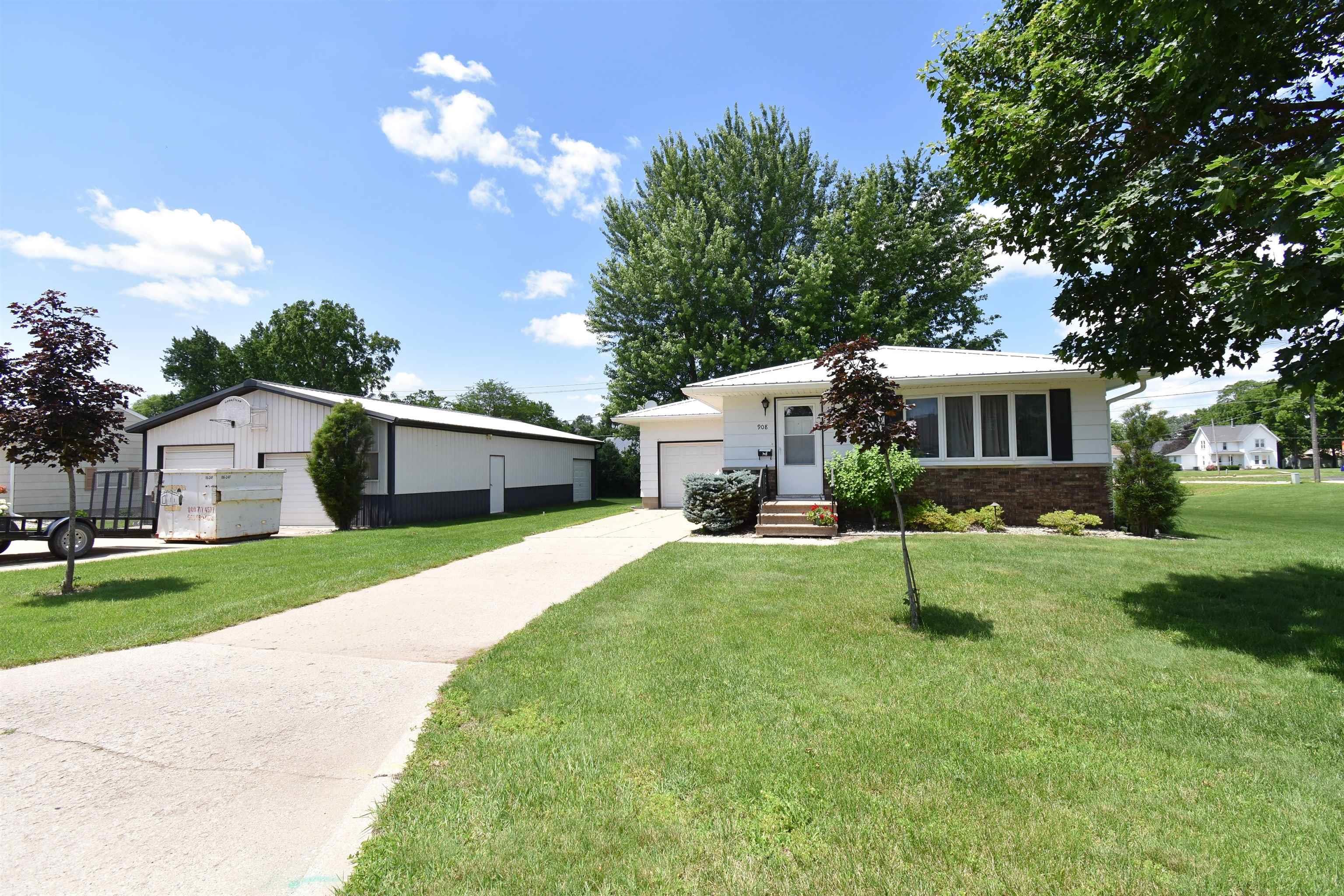 Photo 1 of 30 — 908 1st Ave. S.E., Oelwein, IA 50662