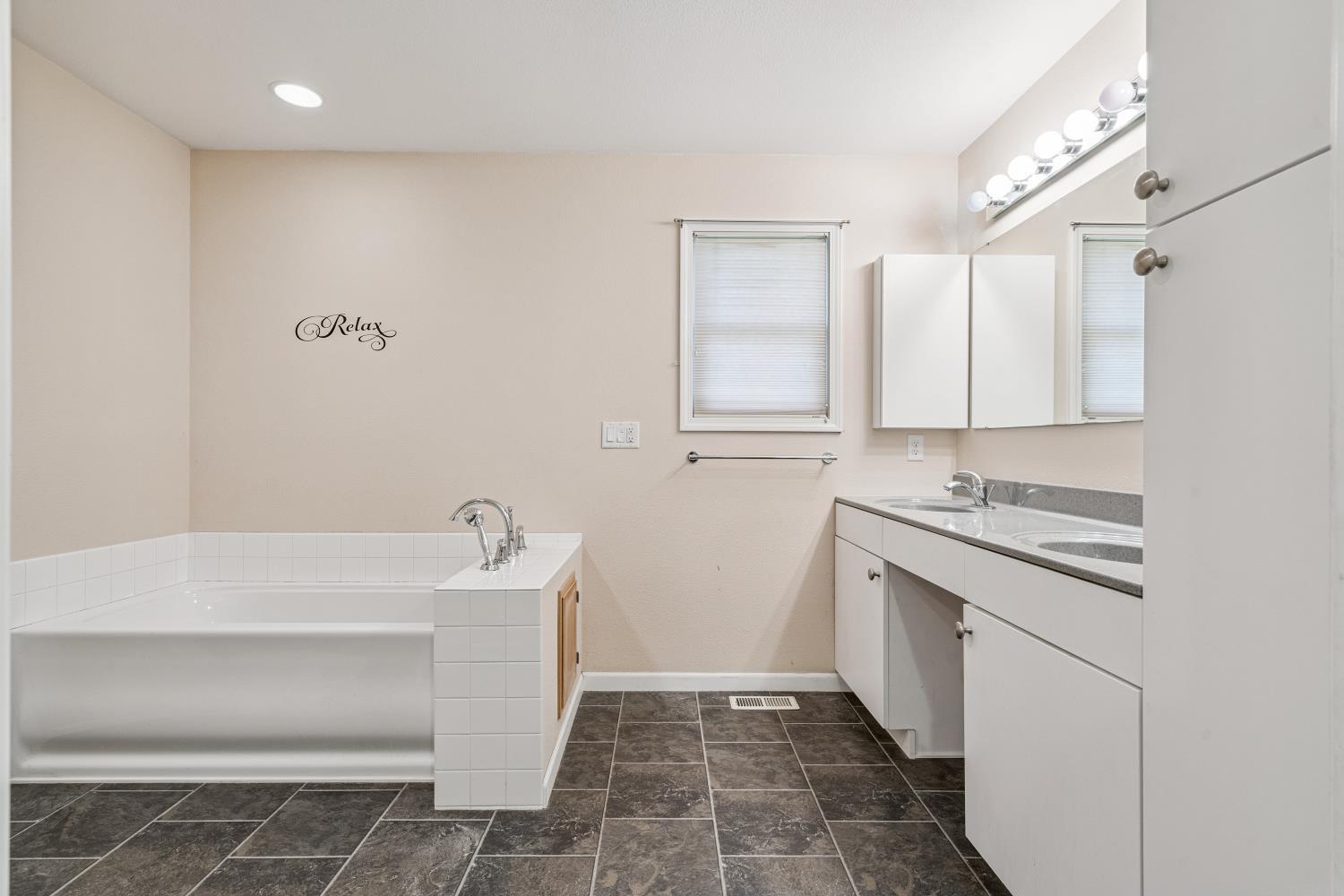 Oelwein, Iowa 50662, United States, 2 Bedrooms Bedrooms, ,2 BathroomsBathrooms,Residential,Active,238446