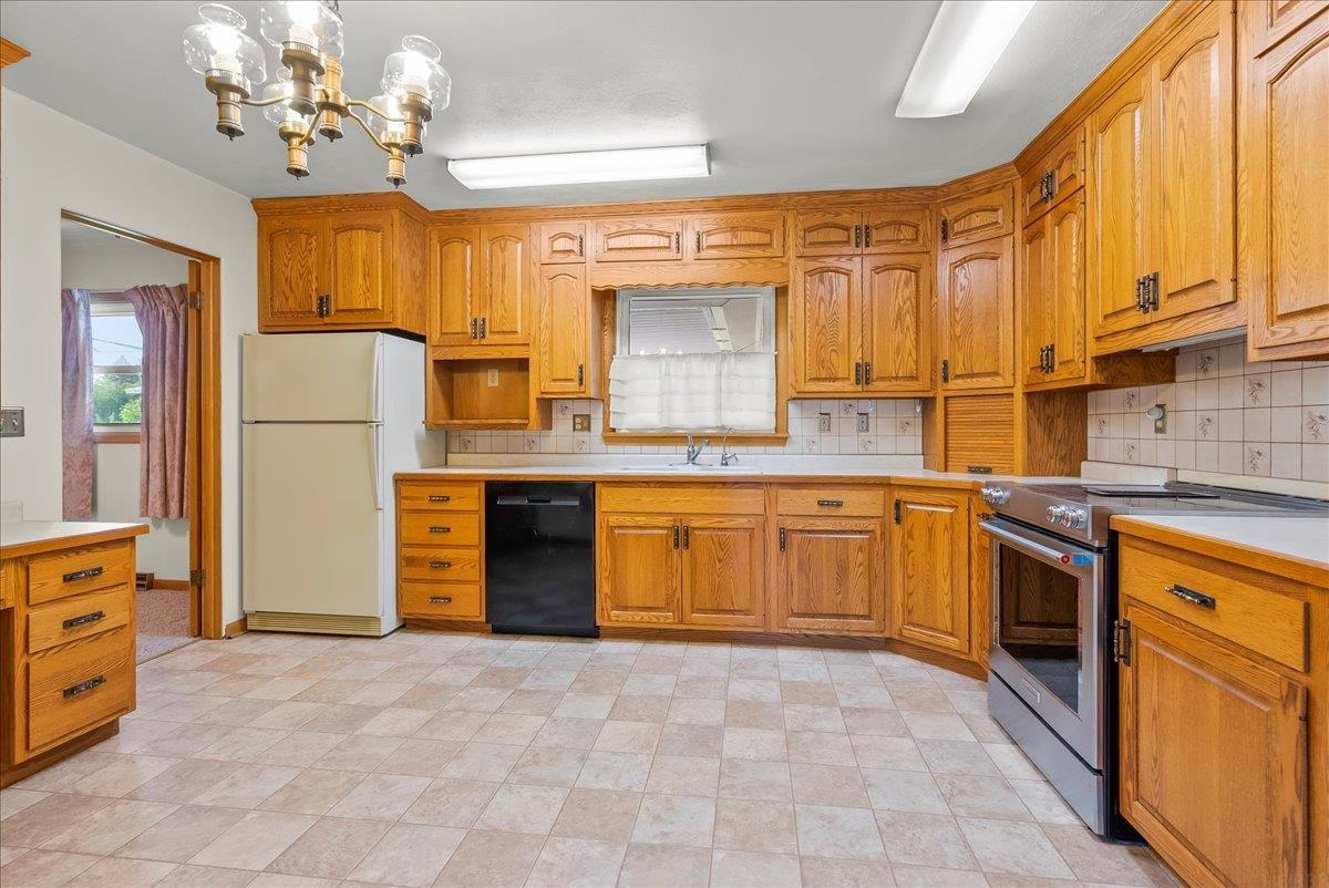 Waterloo, Iowa 50702, United States, 3 Bedrooms Bedrooms, ,1 BathroomBathrooms,Residential,Pending,128979