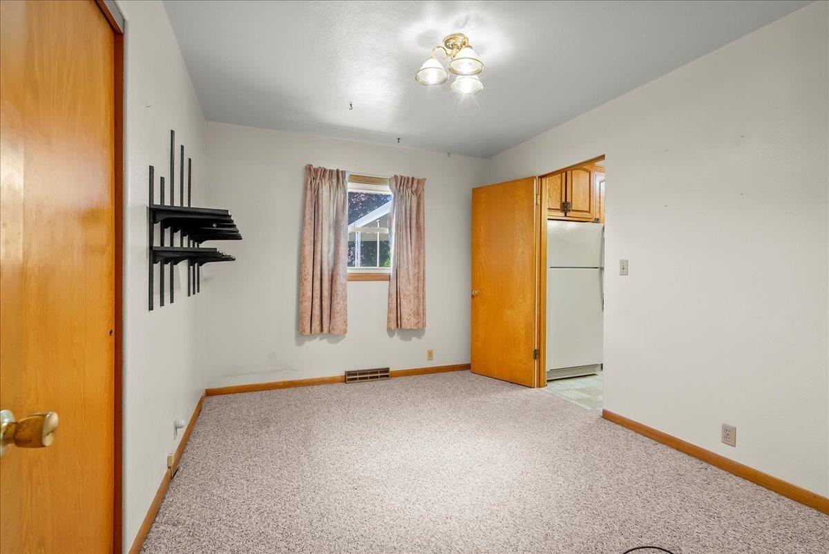 Waterloo, Iowa 50702, United States, 3 Bedrooms Bedrooms, ,1 BathroomBathrooms,Residential,Pending,128979