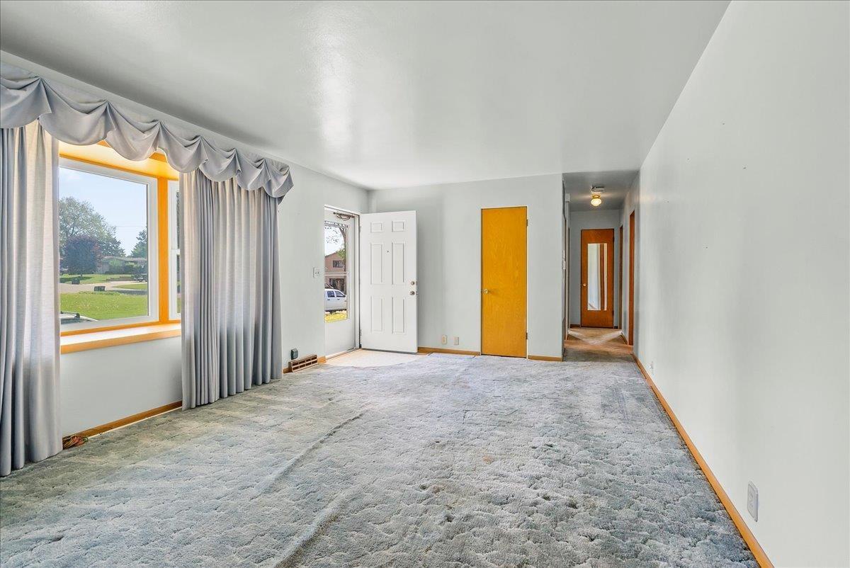 Waterloo, Iowa 50702, United States, 3 Bedrooms Bedrooms, ,1 BathroomBathrooms,Residential,Pending,128979