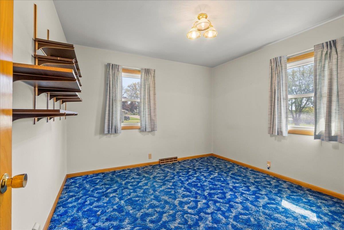 Waterloo, Iowa 50702, United States, 3 Bedrooms Bedrooms, ,1 BathroomBathrooms,Residential,Pending,128979