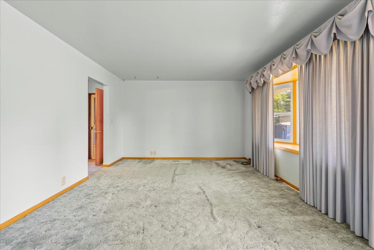 Waterloo, Iowa 50702, United States, 3 Bedrooms Bedrooms, ,1 BathroomBathrooms,Residential,Pending,128979