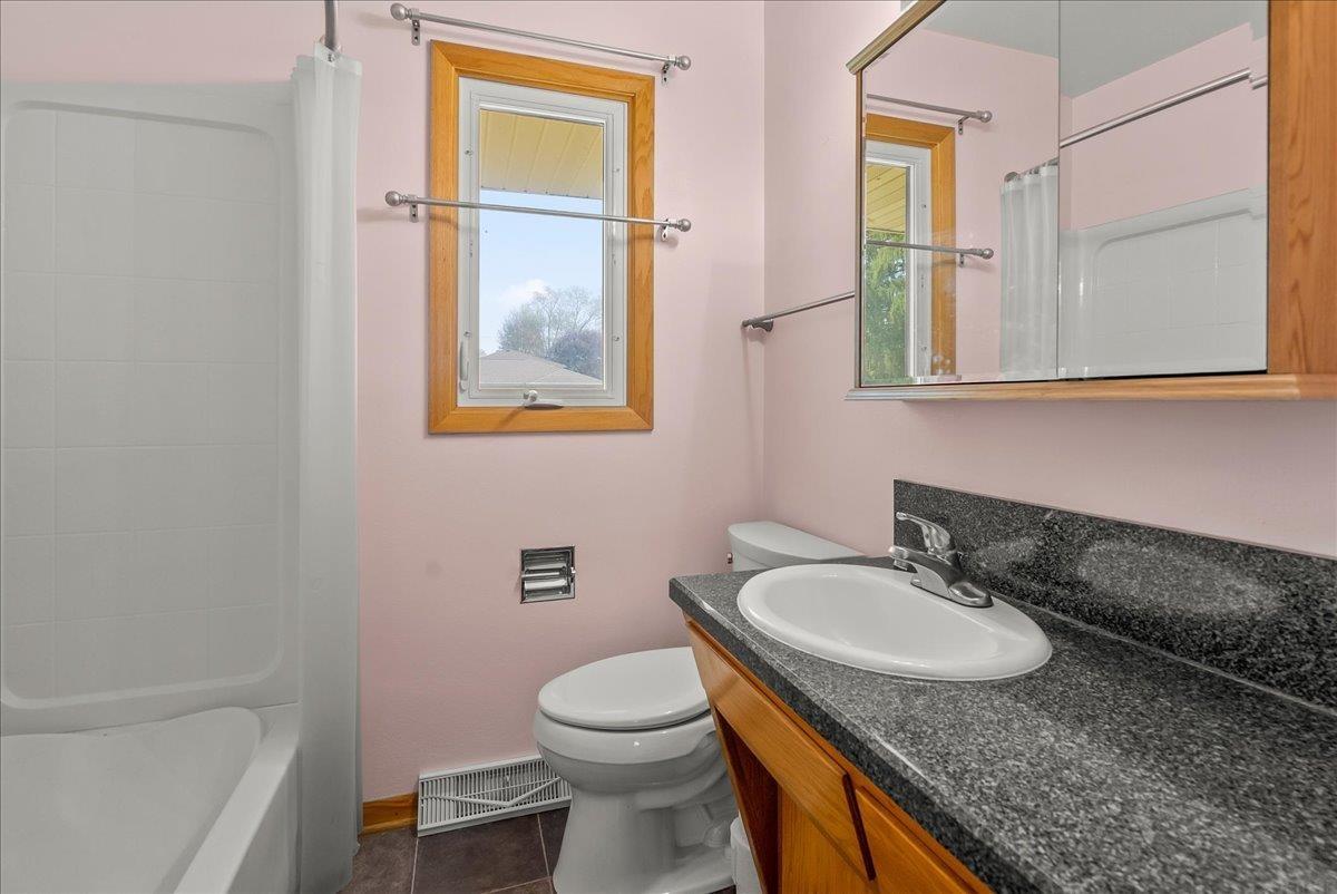 Waterloo, Iowa 50702, United States, 3 Bedrooms Bedrooms, ,1 BathroomBathrooms,Residential,Pending,128979
