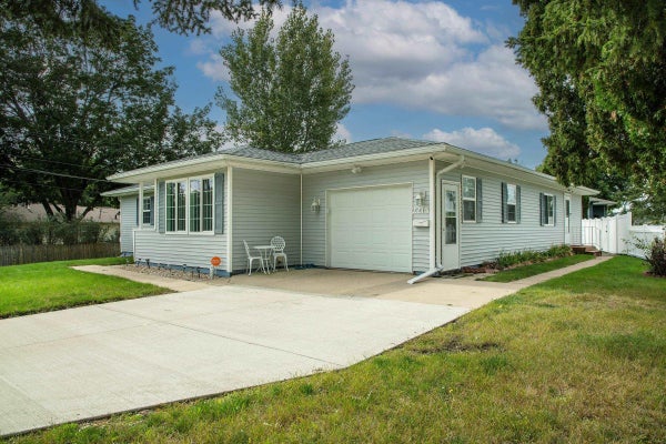 2215 SAGER AVE, WATERLOO, IA 50701 - Image 7fd25b0bfda7f41c54533fdf7fb65f9a/556589707