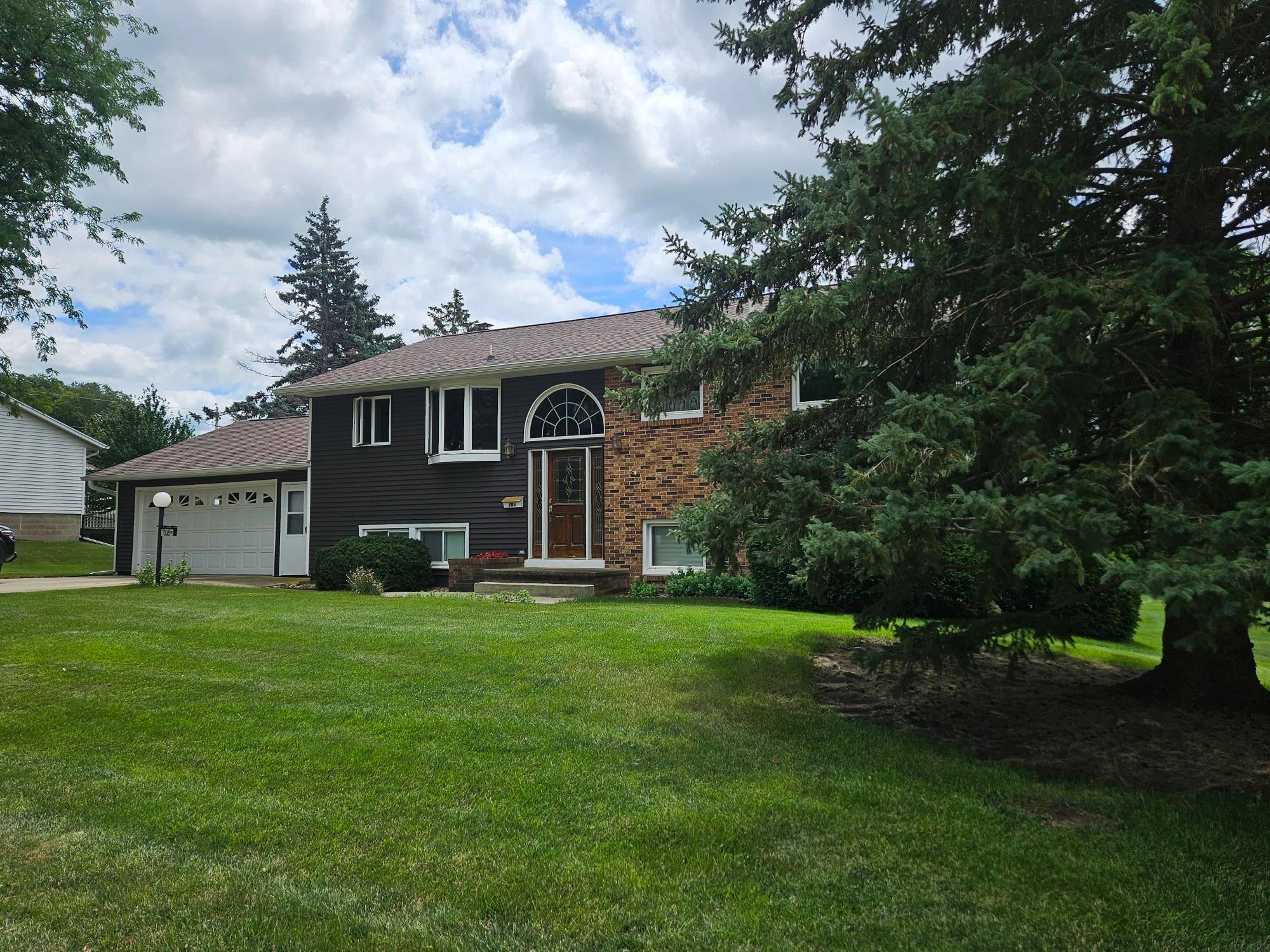 706 7th St SE - Photo 3