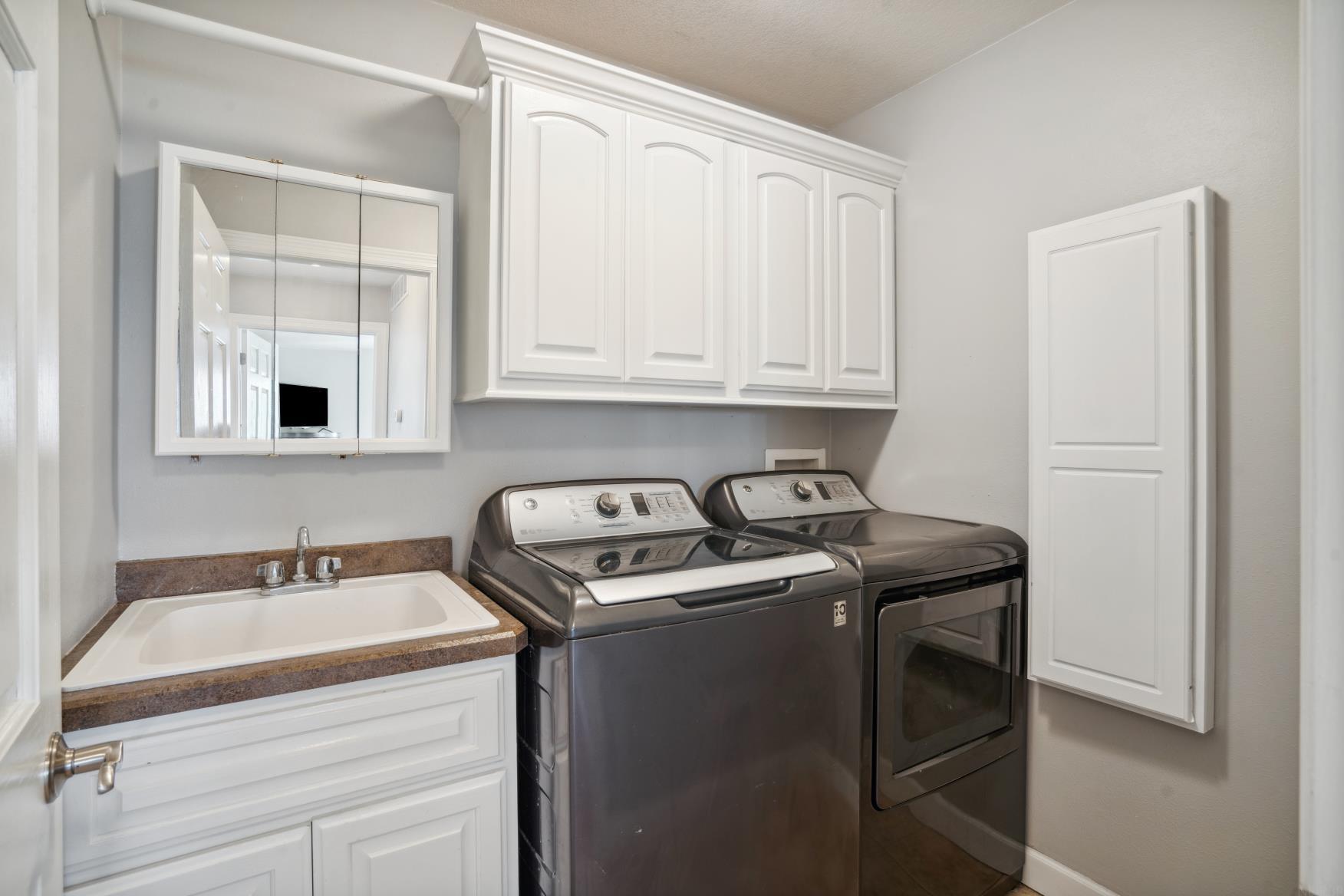 Independence, Iowa 50644, United States, 4 Bedrooms Bedrooms, ,3 BathroomsBathrooms,Residential,Pending,26770