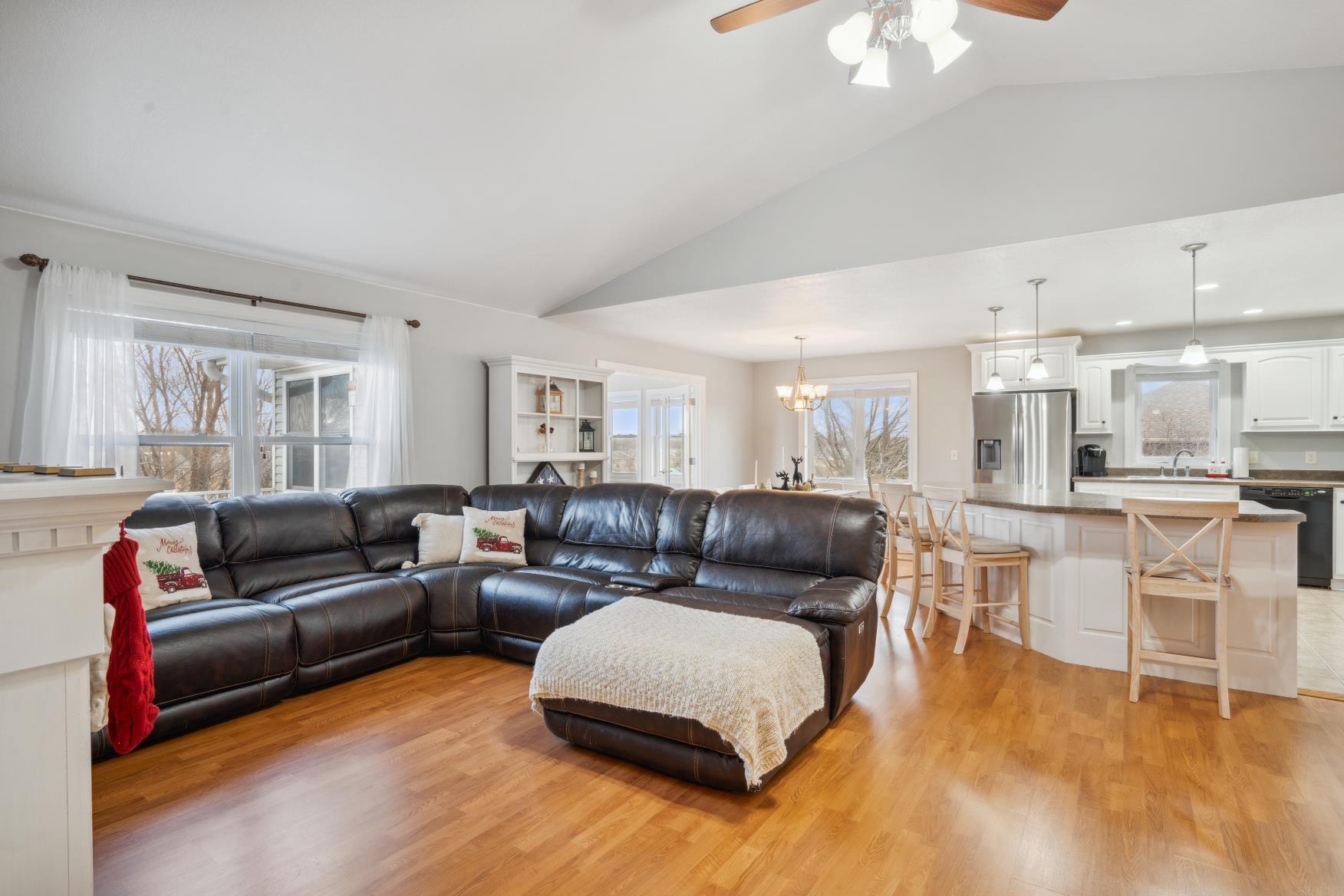 Independence, Iowa 50644, United States, 4 Bedrooms Bedrooms, ,3 BathroomsBathrooms,Residential,Pending,26770