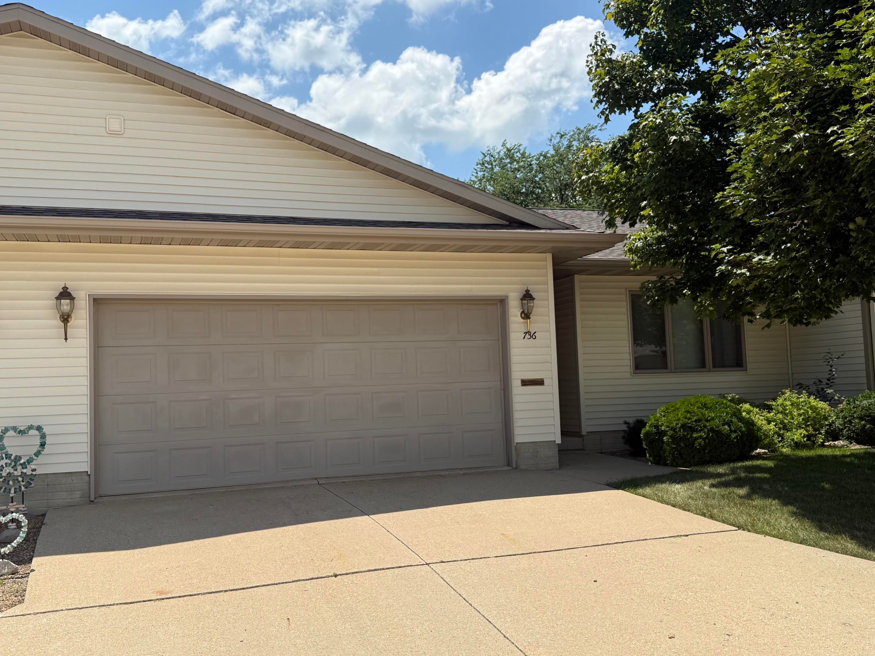 Photo 1 of 27 — 736 Southlawn Terrace, Oelwein, IA 50662